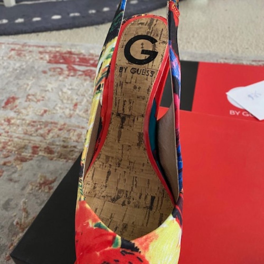 Guess Multi-Color Size 6.5 Brand New in Box - Picture 3 of 5